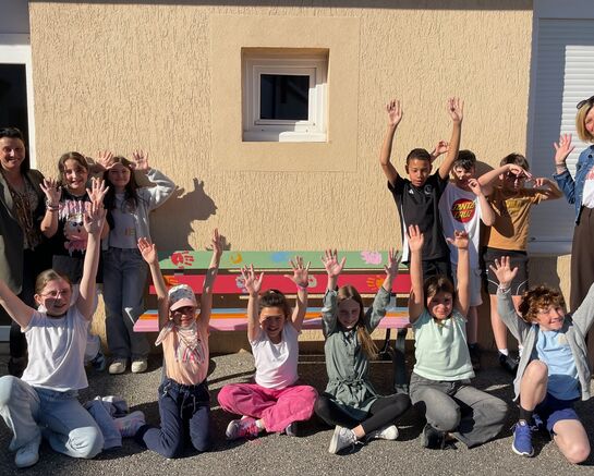 Le CMJ inaugure le banc solidaire 