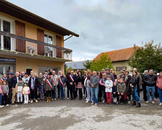 Rassemblement citoyen devant la mairie