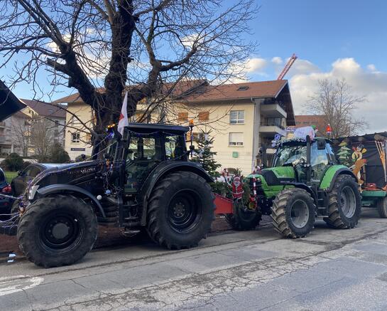 L'éblouissante parade des tracteurs illuminés dans La Balme