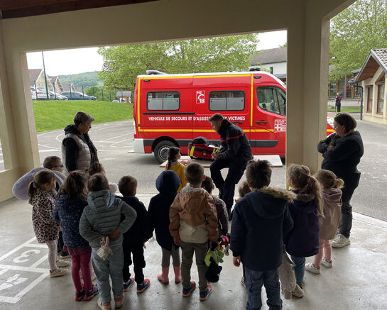 Visite des pompiers à l'école d'Avully 